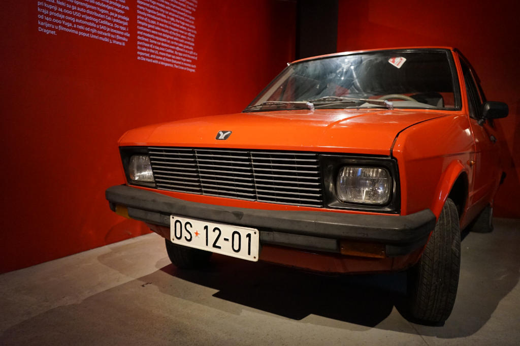 Yugo, voiture emblématique de la Yougoslavie au Musée du Red History Museum.
