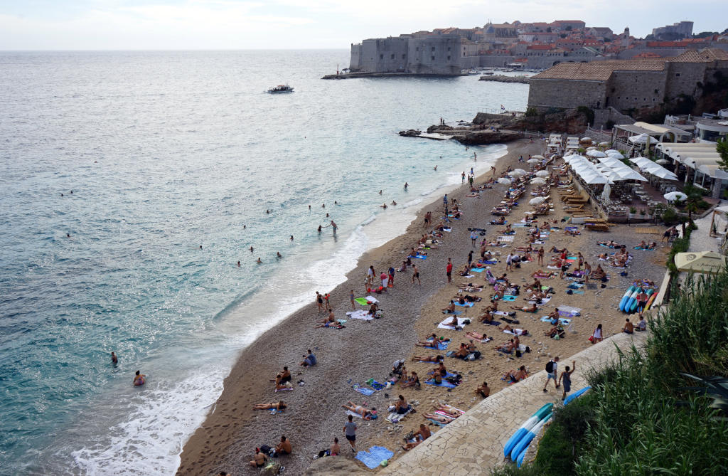 Vue sur la plage Banje à l'est du Vieux centre du Dubrovnik.