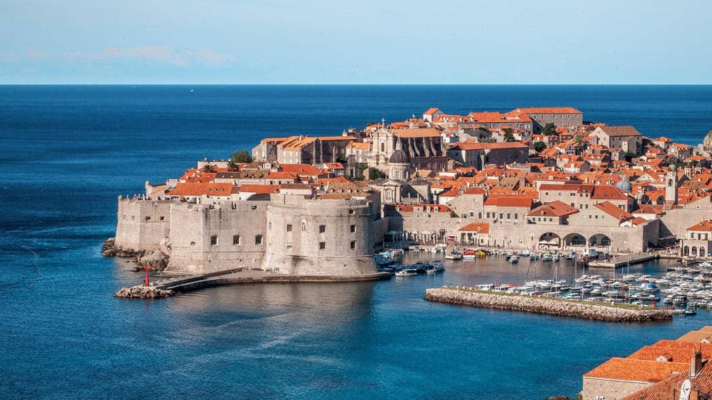 Vue sur l'ancien port de Dubrovnik et la Tour Saint-Jean.