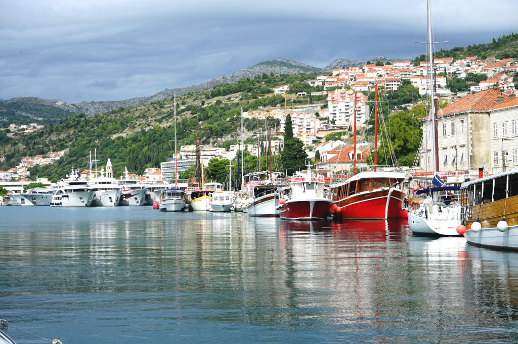 Vue sur le quartier du port à l'ouest de la vieille ville de Dubrovnik.