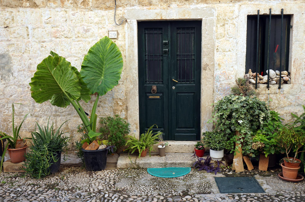 Devant une maison de la vieille ville.