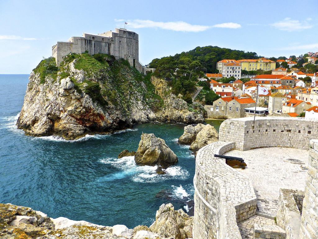 Vue depuis les remparts sur la forteresse Lovrijenac.