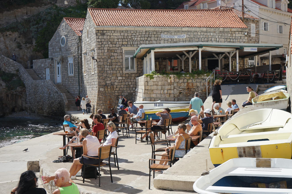 Terrasse aux pieds des murs.