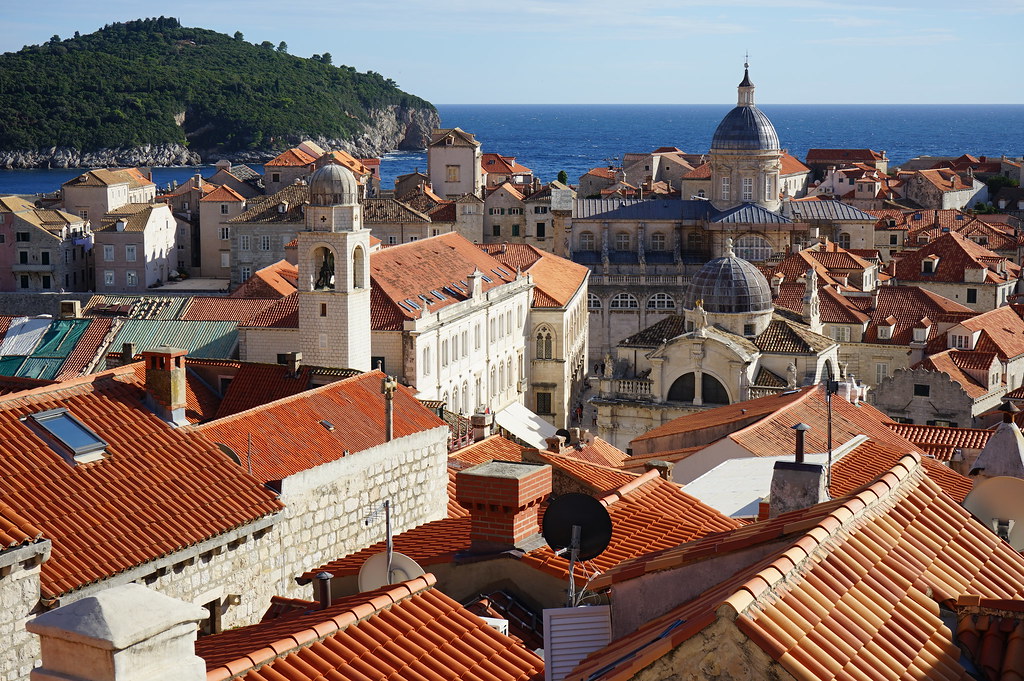 Vue sur les toits du centre historique de Dubrovnik depuis les remparts.