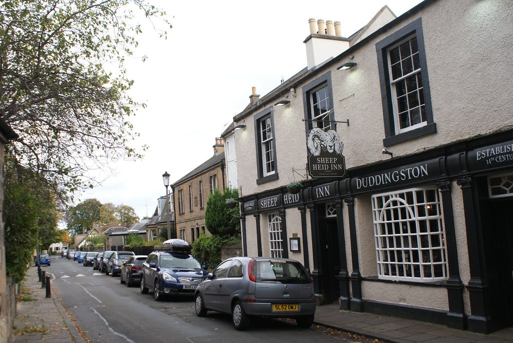 Façade du plus vieux pub écossais The Sheep Heid Inn à Edimbourg.