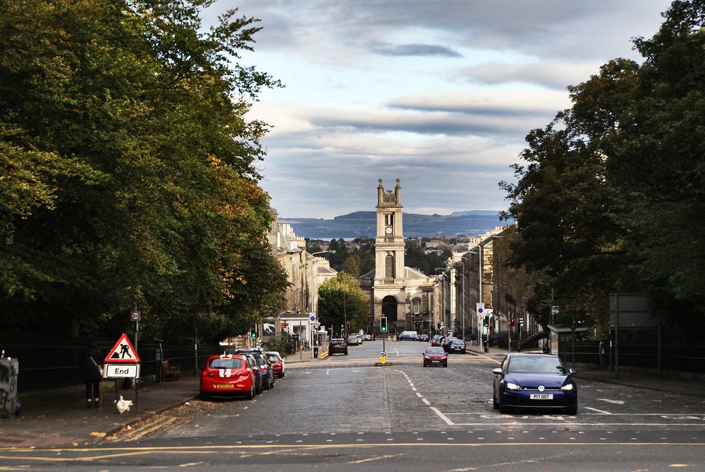 En pente douce vers le beau quartier de Stockbridge à Edimbourg.