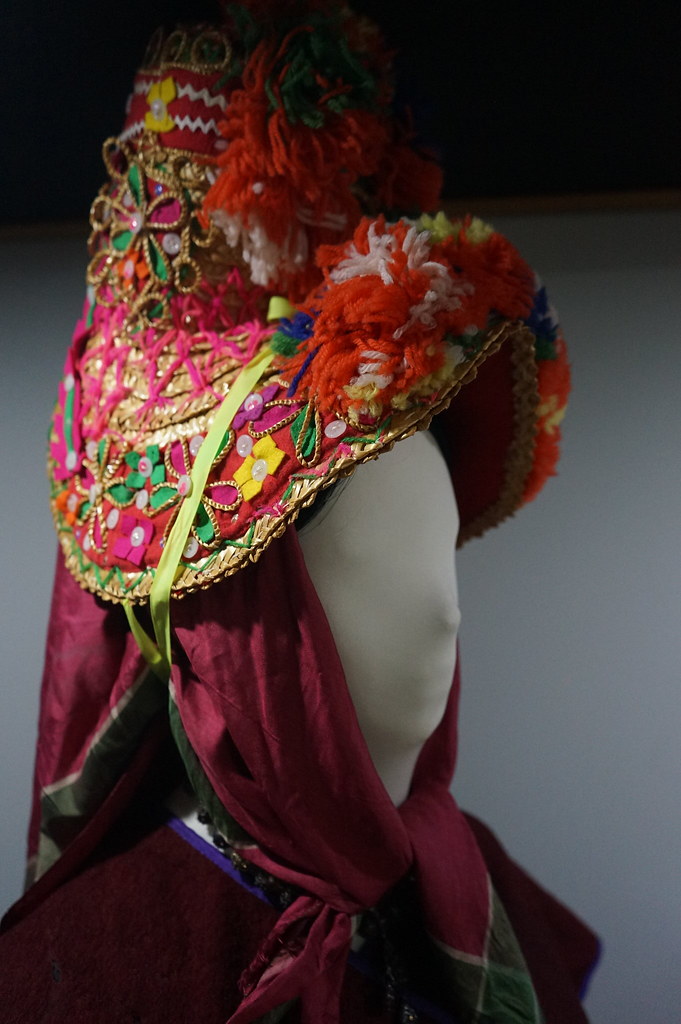 Coiffe traditionnelle - collection ethnographique du musée de la ville.