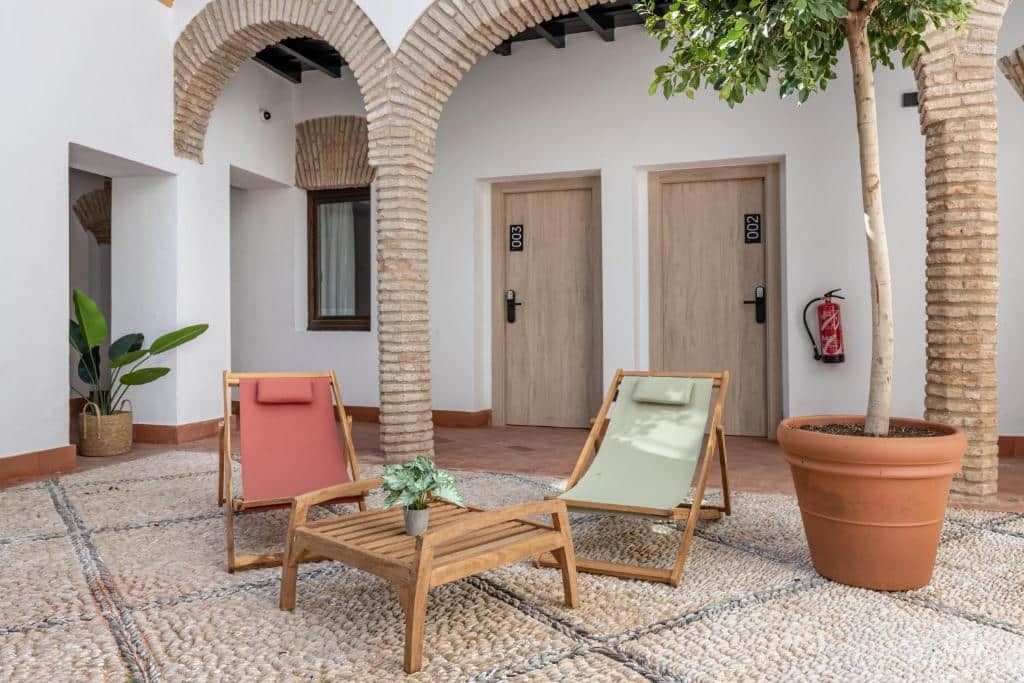 Cour de l'auberge de jeunesse Cats hostel Cordoba dans un ancien monastère de Cordoue.