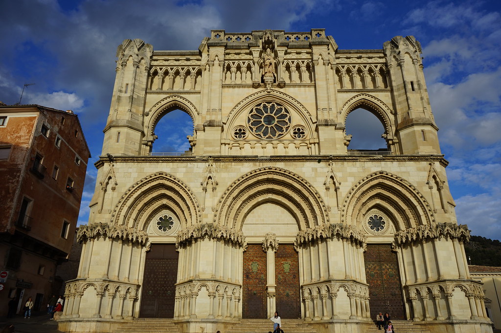 Façade de la cathédrale de Cuenca sur la Plaza Mayor.