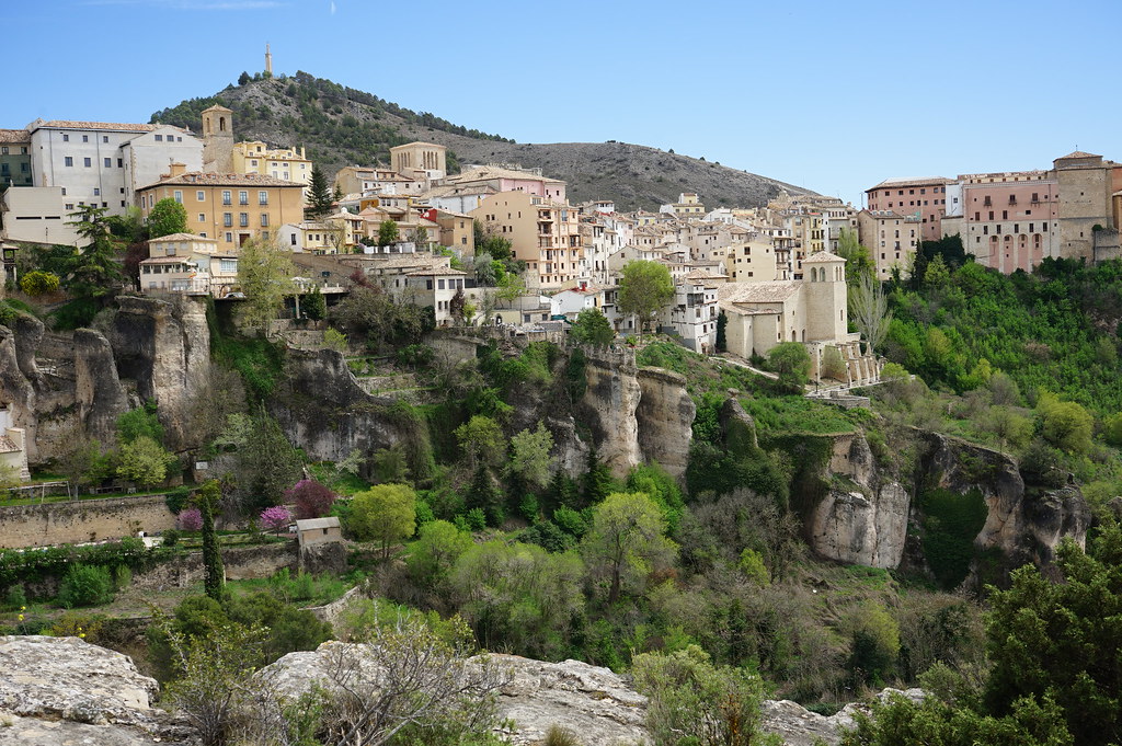 Vue sur le Casco Historico de Cuenca depuis le Mirador del Recreo Peral par dessus le canyon du Rio Jucar à l'ouest de Cuenca.