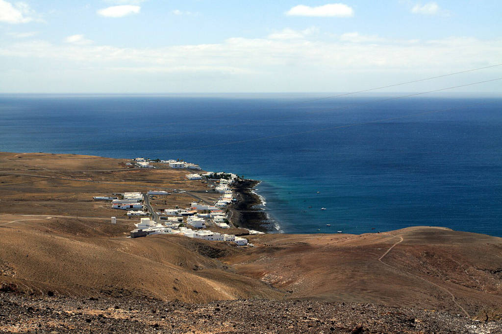 Village et plage de Quemada sur l'île de Lanzarote - Photo de Chmee2 - Licence ccbysa 3.0 