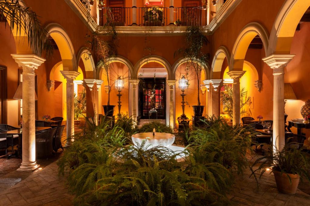 Cour de l'hotel Casa del poeta à Séville.