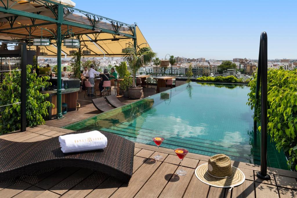 Piscine sur le rooftop de l'hotel Lobby à Séville.