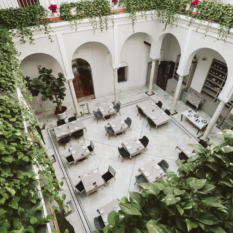 Cour de l'hotel de charme Palacio Pinello à Séville.