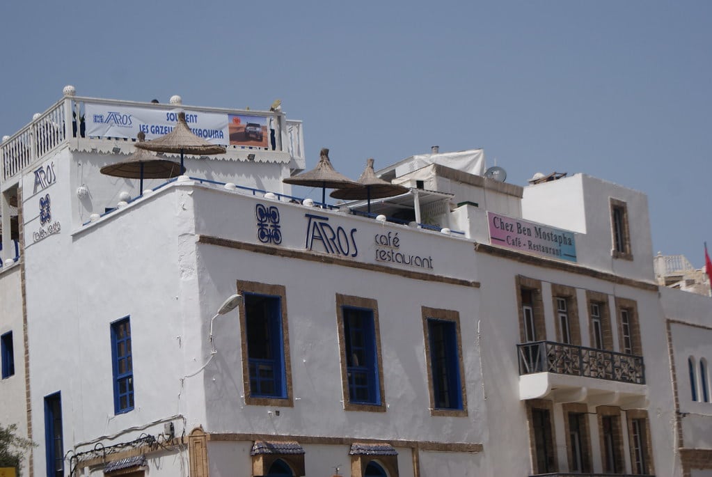 > Terrasse du Taros, bar et concert agréable avec une vue plongeante sur le port et les toits de la Médina d'Essaouira.