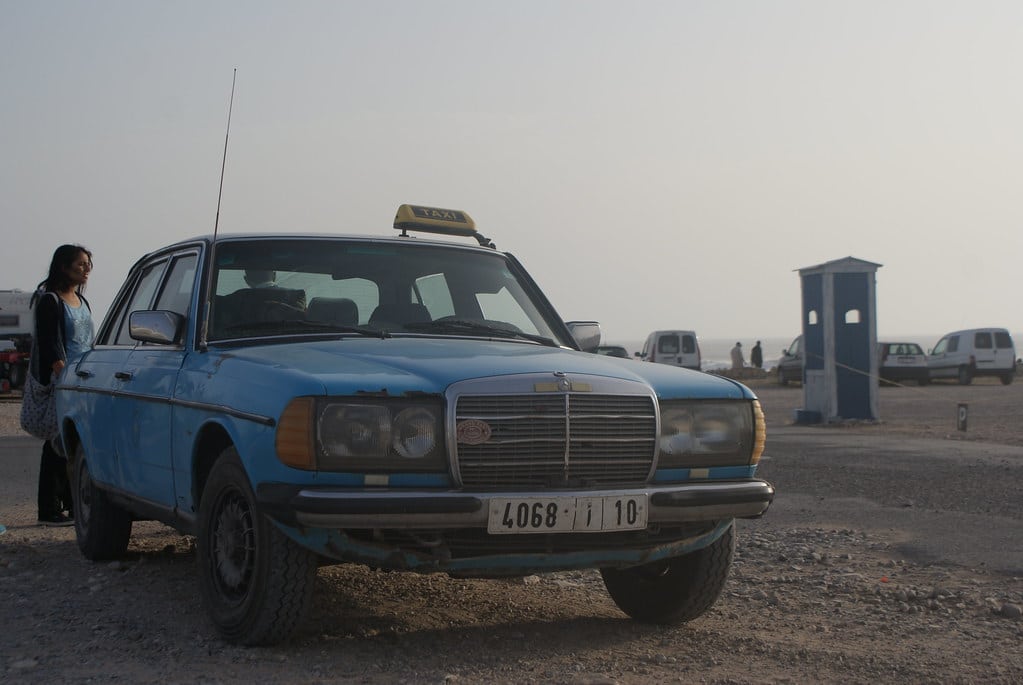 > Grand taxi sur la plage de Sidi Kawi près d'Essaouira. A l'extérieur et à l'intérieur plus bas.