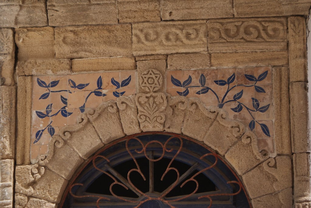 > Détails d'une porte d'Essaouira avec une étoile de David : Symbole religieux chez les Juifs et les Berberes.