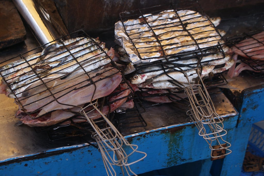 Grillade de poissons sur le port d'Essaouira.