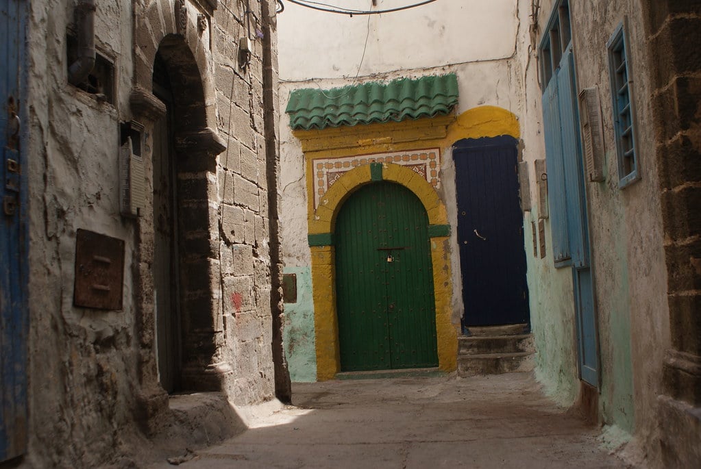 > Belles couleurs et motifs vous attendent à chaque coin de rue dans la médina d' Essaouira.