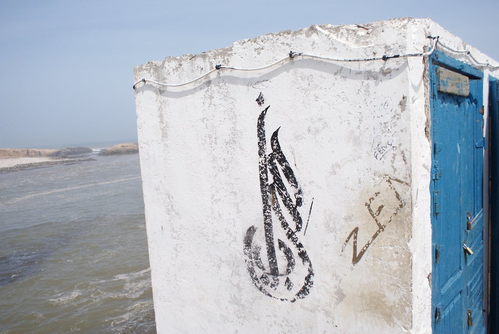 > Street art / calligraphie arabe sur le port d'Essaouira.