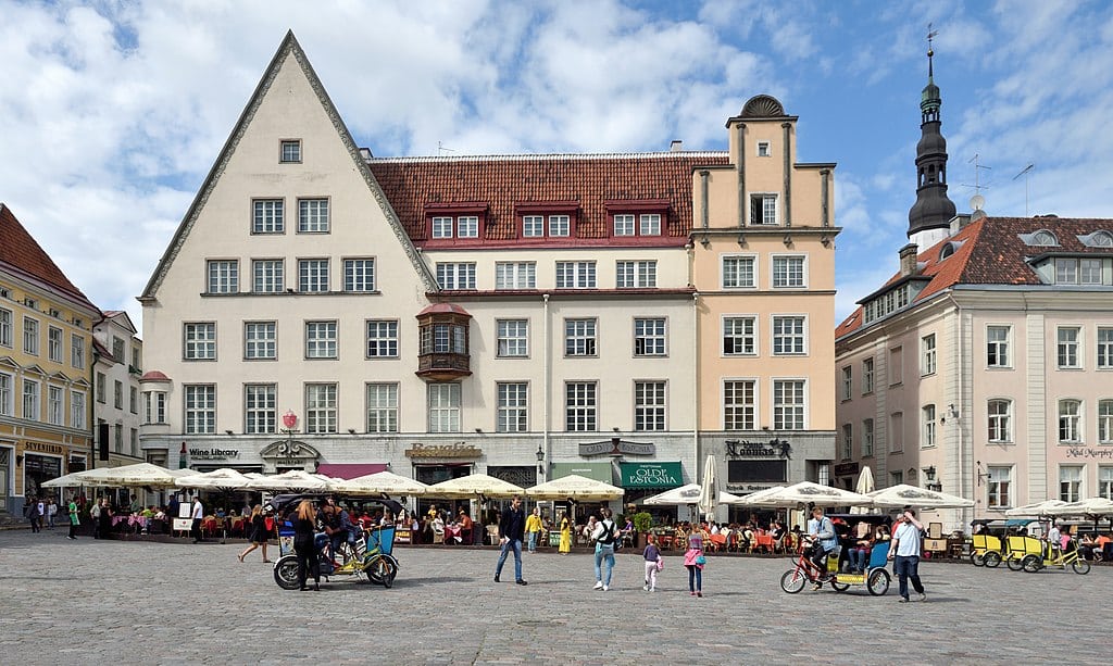 Nord de la place Raekoja Plats, place de l’hôtel de ville à Tallinn, Estonie. Photo de Cayambe