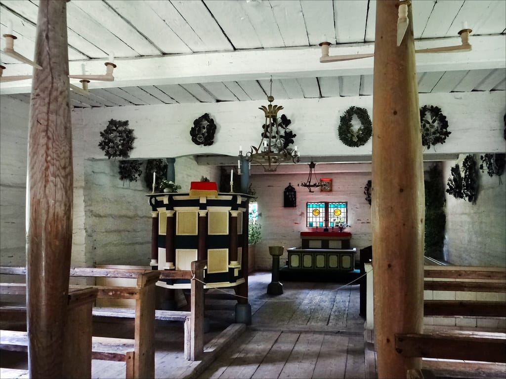 Intérieur de la chapelle de Sutlepa datant de 1699 au musée ethnographique de Tallinn – Photo de Jean-Pierre Dalbéra