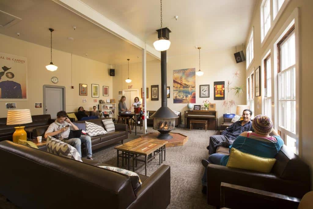 Salon commun de l'auberge HI San Francisco Fishermans Wharf Hostel.