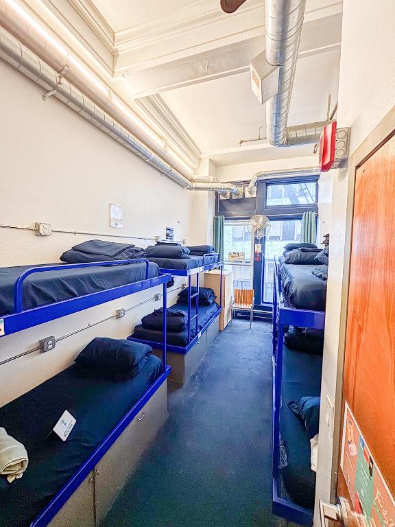 Dortoir de l'auberge ITH San Francisco Pacific Tradewinds Backpacker Hostel.