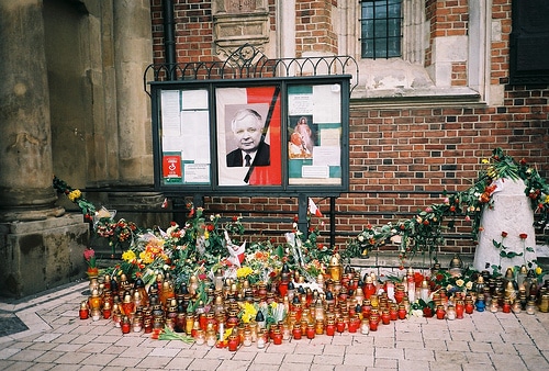 Cierges devant le portait du président Kaczynski à Cracovie - Photo de Moniko Moniko@Flickr