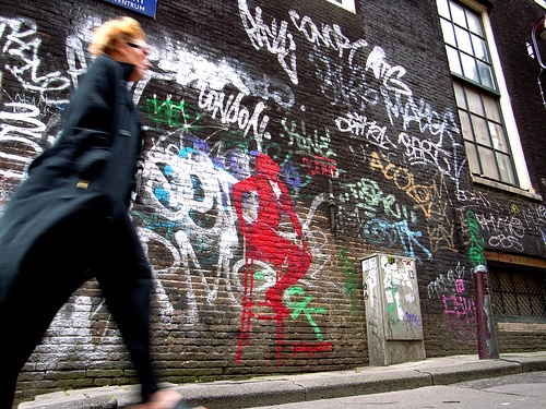 Graffiti illustrant une prostituée sur un tabouret à Amsterdam par Antifluor@Flickr