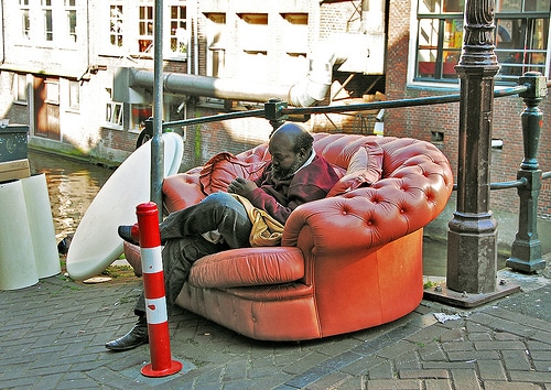 Amsterdam insolite : Un homme et un canapé sur un canal Podoboq@Flickr