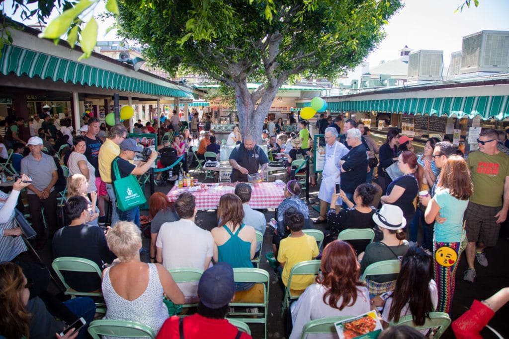 Demonstration de produits au Farmers Market à Los Angeles.