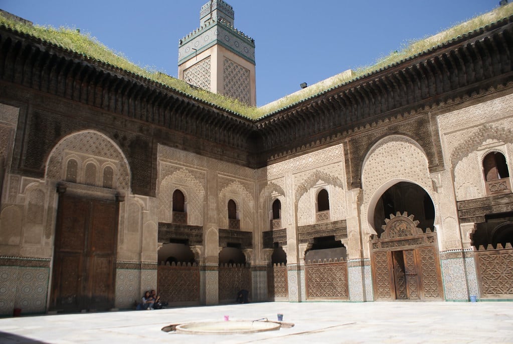 Dans la cour de la Medersa Bou Inania à Fès.