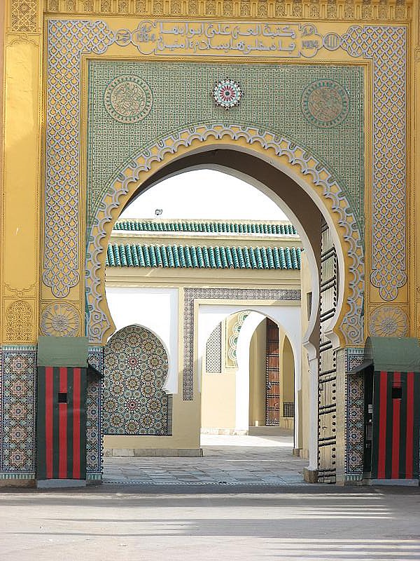 Une des portes d'entrée pour le Palais Royal de Fès - Photo de Reibai