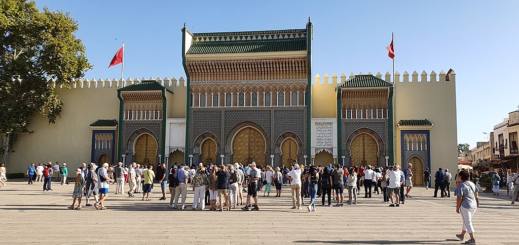 Groupe de touristes devant la porte du Palais Royal dans le quartier Jdid de Fès - Photo de Yair-Haklai