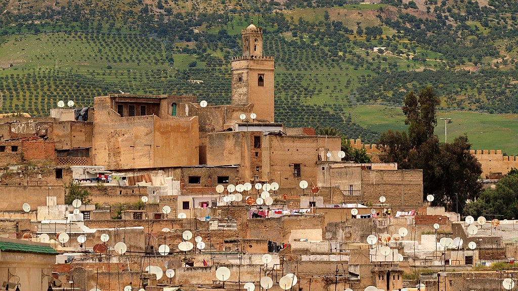 Vue sur la Mosquée Bab Guissa et le nord de la Médina de Fès. Photo de Torrenegra