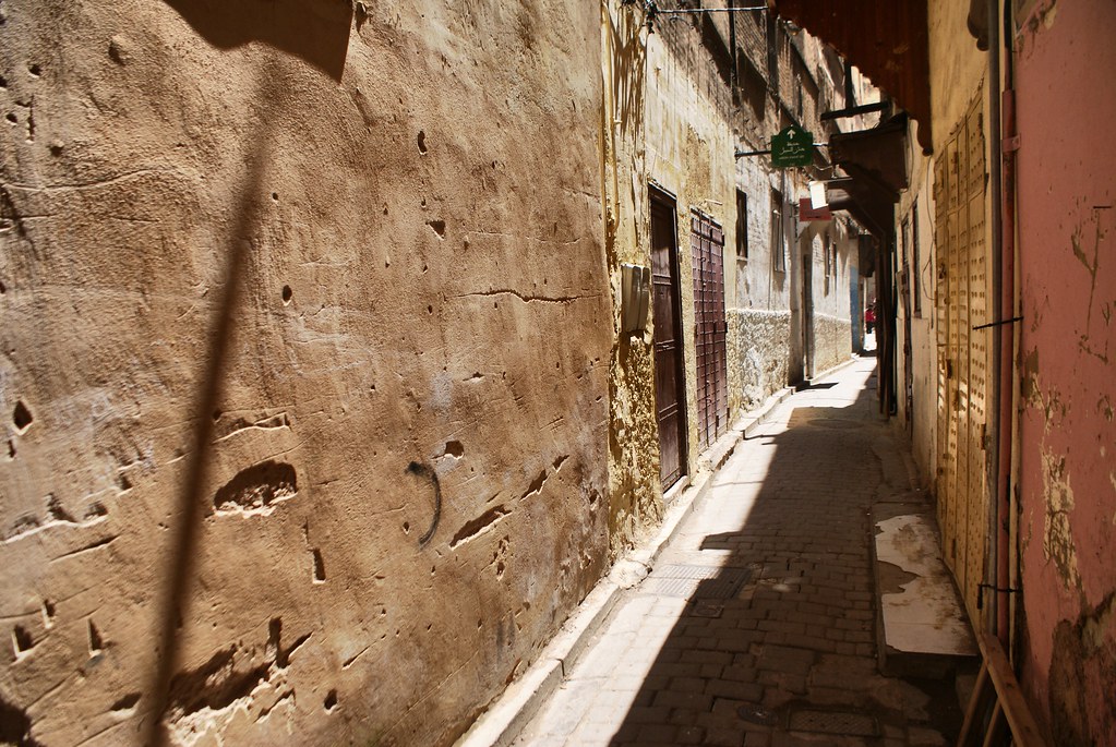 Se repérer dans la vieille ville : Ruelle de la médina de Fès au Maroc.