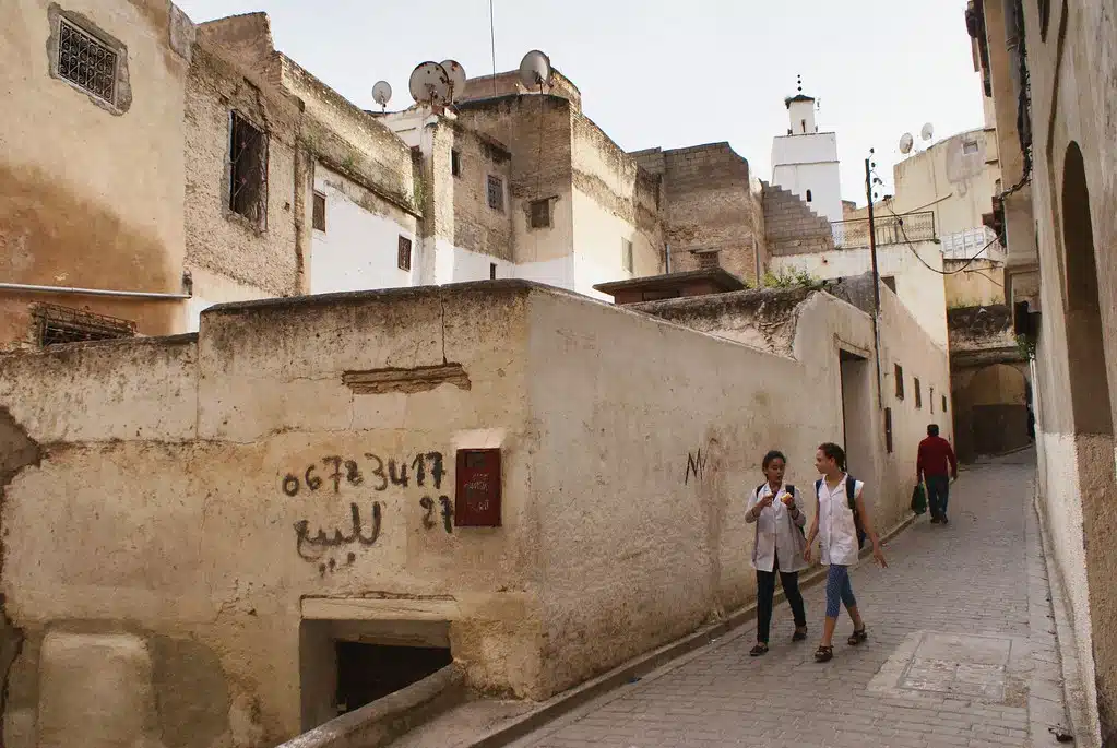 Dans la médina de Fès, descendre la pente = rejoindre le centre. Remonter la pente = gagner l'ouest (Bab Boujoud) ou gagner l'est.