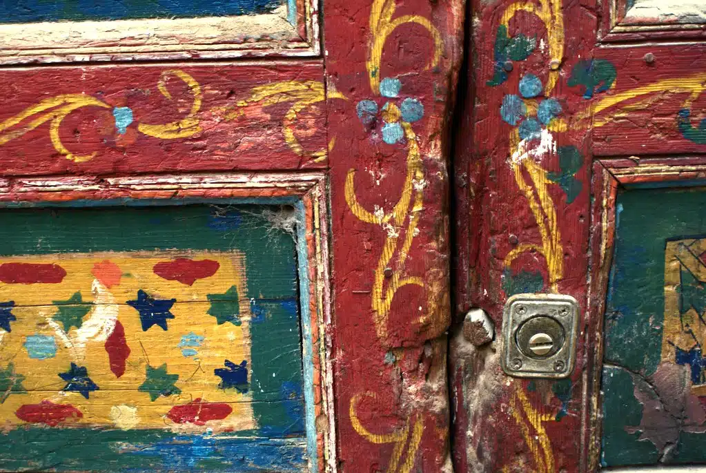 Art naïf / populaire : Porte colorée dans la Médina de Fès.