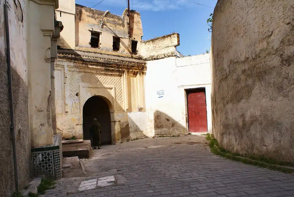 La médina est un monde fermé où des portes répondent à des ruelles étroites.