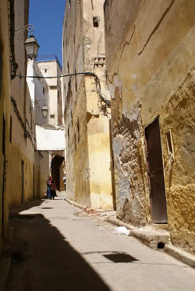 Ruelle dans le quartier des menuisiers de la Médina de Fès.