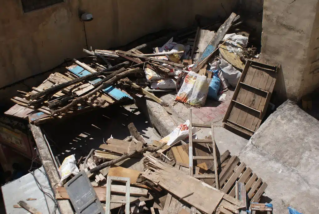Récupération de bois sur les toits de la médina.