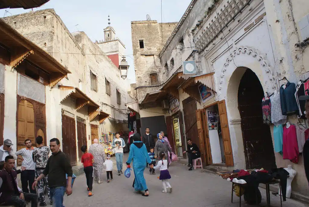 Rue principale de la rive des Andalous à Fès.