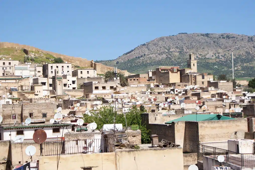 Vue sur la colline Jbel Zalagh depuis la terrasse Nejjarine de Fès.