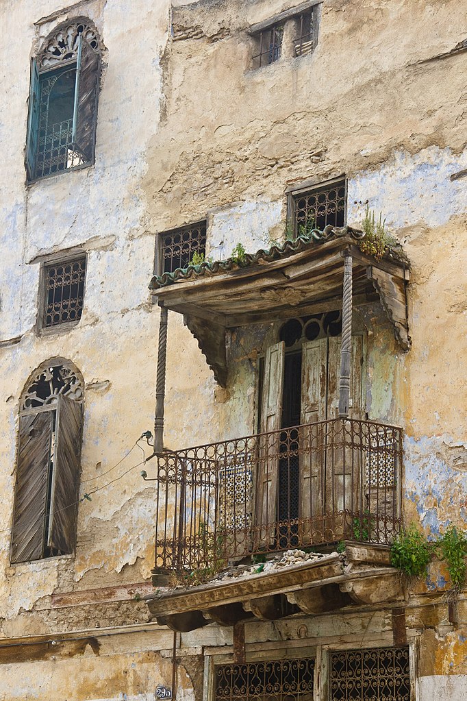 Balcon et fenetre sur la rue typique des habitations juives du Mellah à Fès. Photo de Mike Prince.