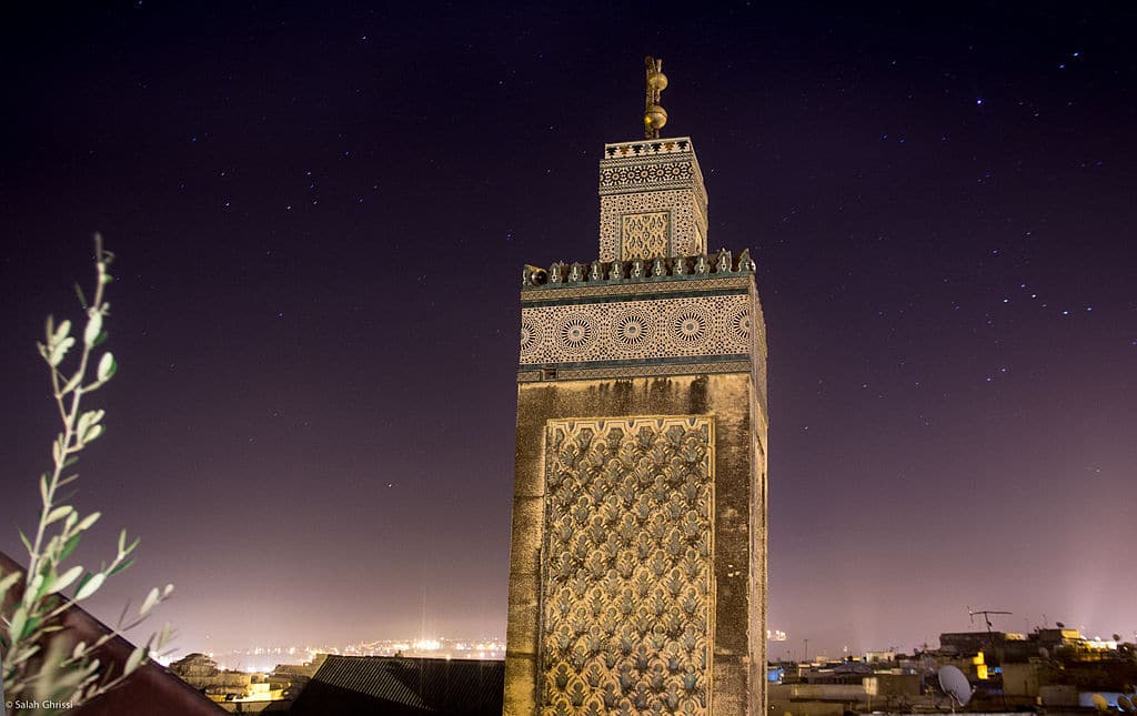 Monument à Fès : Medersa Bou Inania de nuit - Photo de Salah Ghrissi