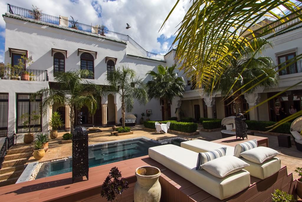 Hotel de charme à Fès : Jardin et piscine du Riad Mayfez suites & spa.