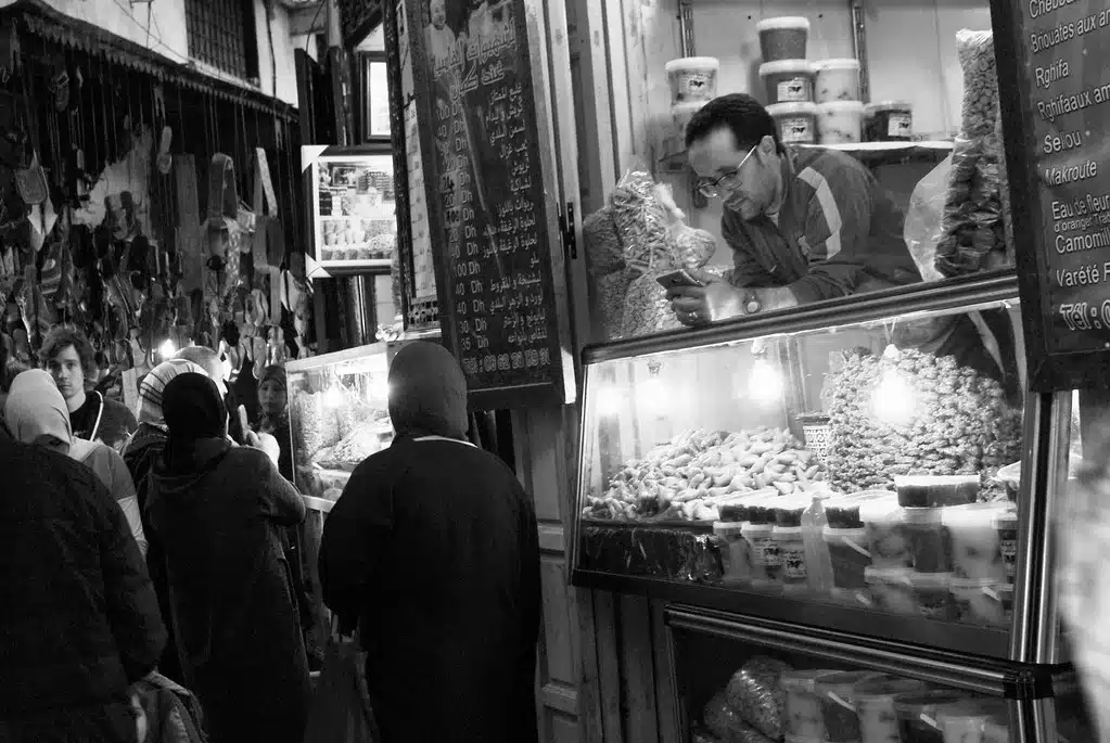Dans le souk des patisseries de la médina de Fès.