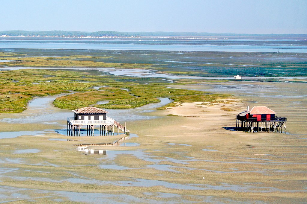 Dans le Bassin d'Arcachon, des cabanes tchanquées - Photo de Karine Deydier - Licence ccbysa 3.0, 2.5, 2.0, 1.0