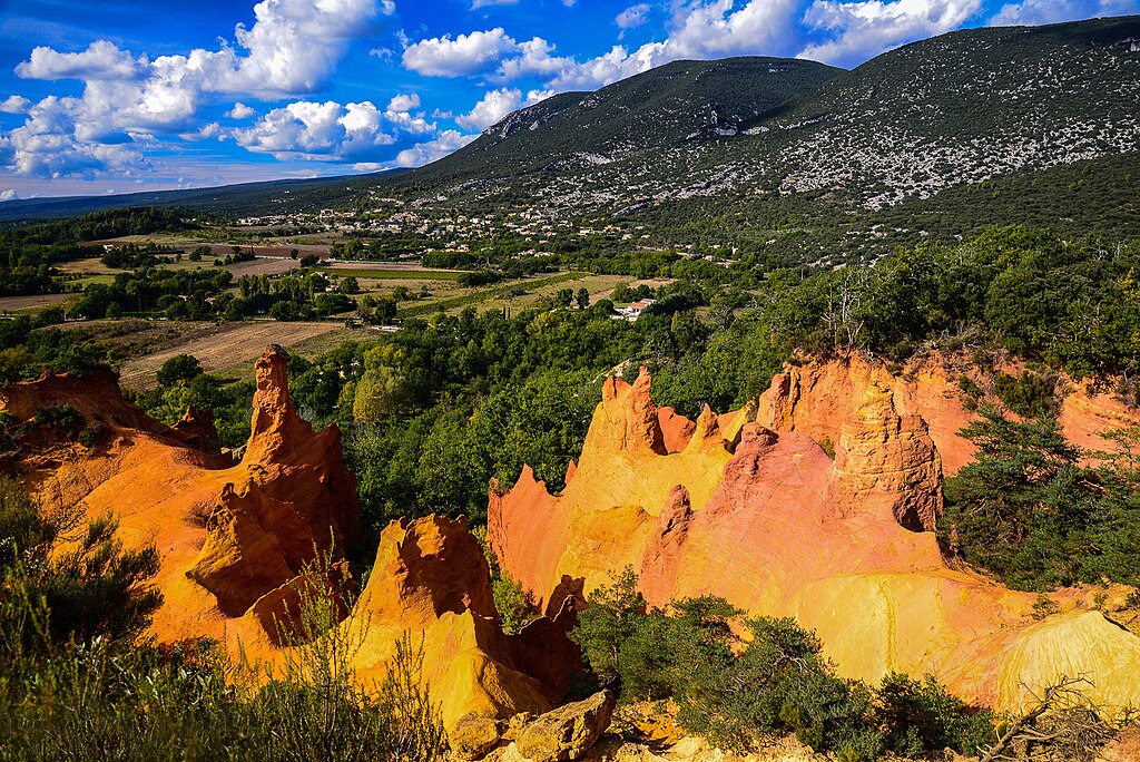 Rustrel dans le Luberon vu du Colorado - Photo de cagouille05 - Licence ccbysa 2.0